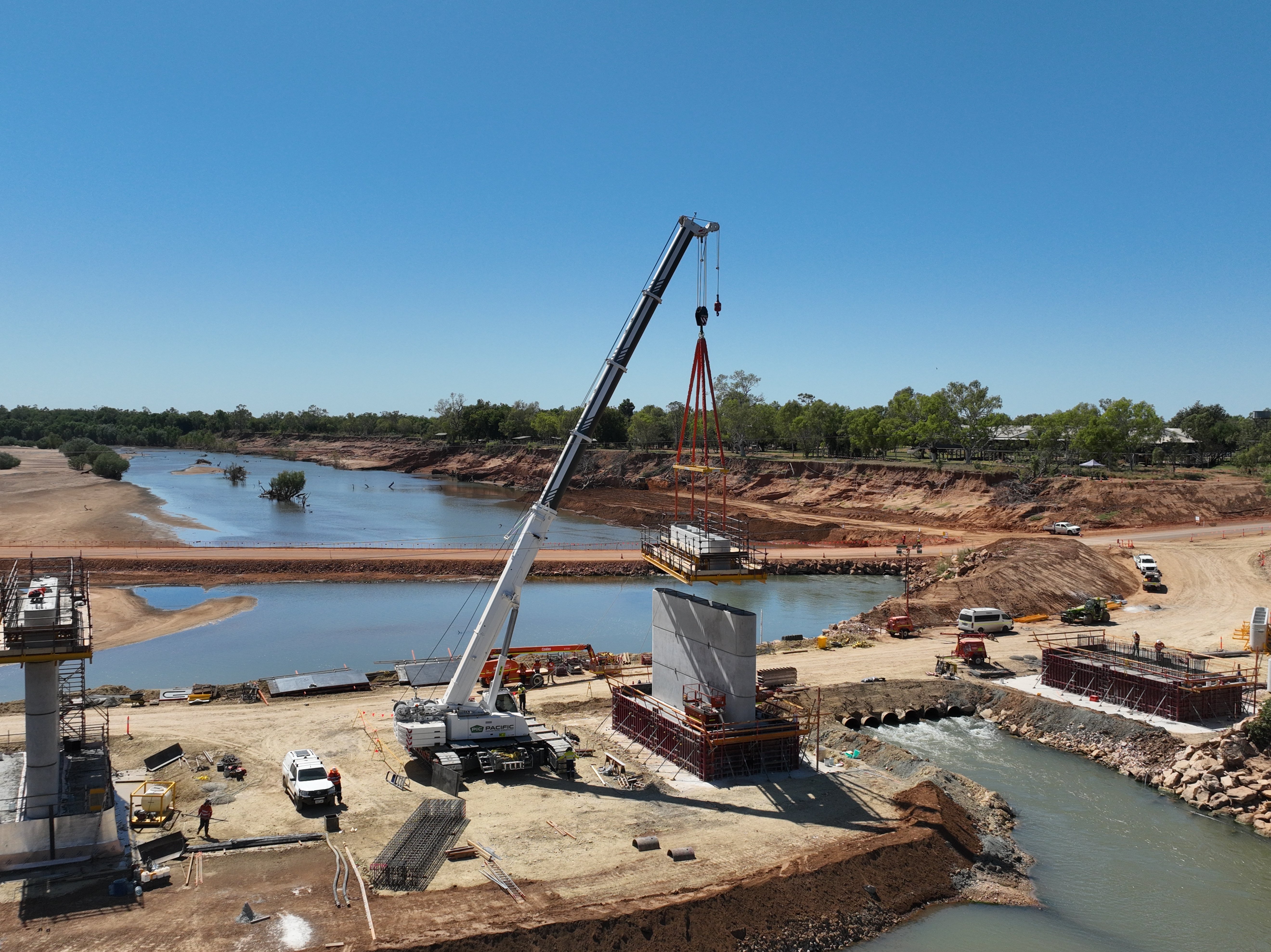 Fitzroy River Bridge Construction,crane on site as of August 23
