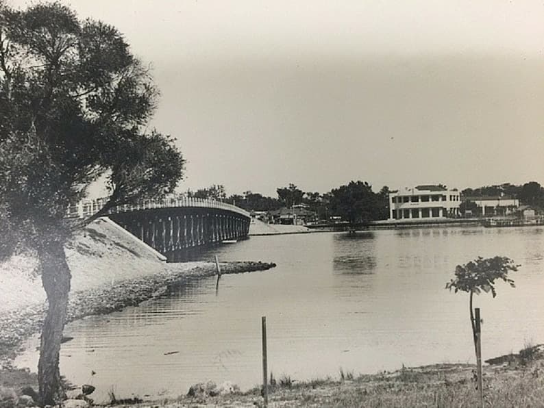 Canning Bridge looking west towards Canning Bridge Hotel (now known as Raffles Hotel)